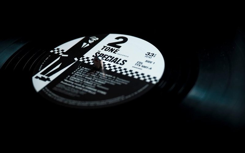 o-dimiourgos-tou-peaky-blinders-epistrefei-stin-epoxi-tis-two-tone