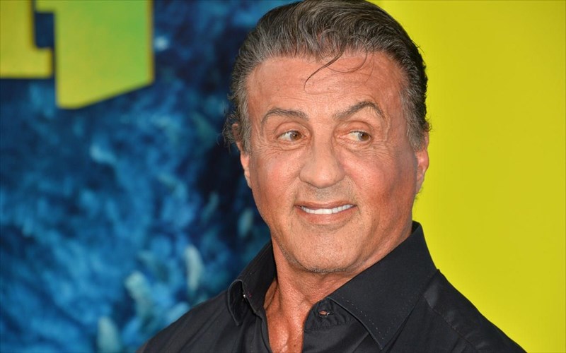 o-sylvester-stallone-stin-ananeomeni-omada-autoktonias-tis-harley-quinn