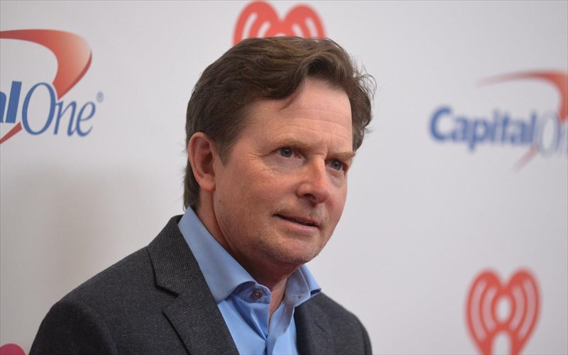 o-michael-J-fox-proaniggeile-tin-aposursi-tou-apo-tin-energo-drasi