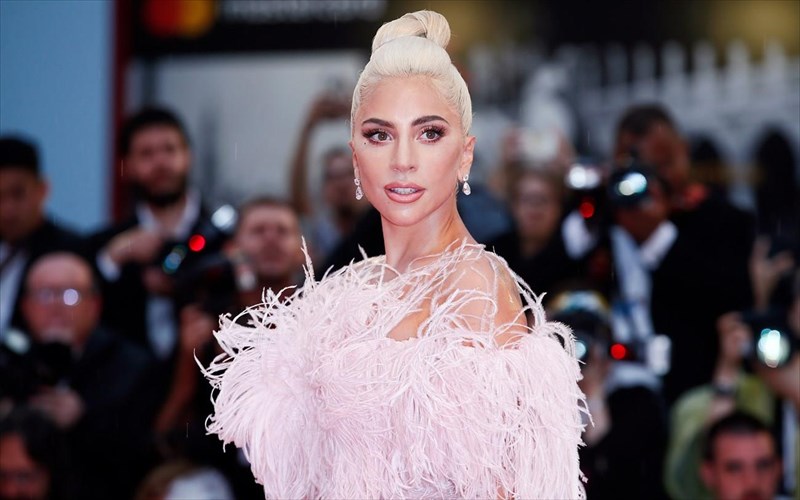 i-lady-gaga-ebgale-eisitirio-sto-bullet-train-tou-brad-pitt