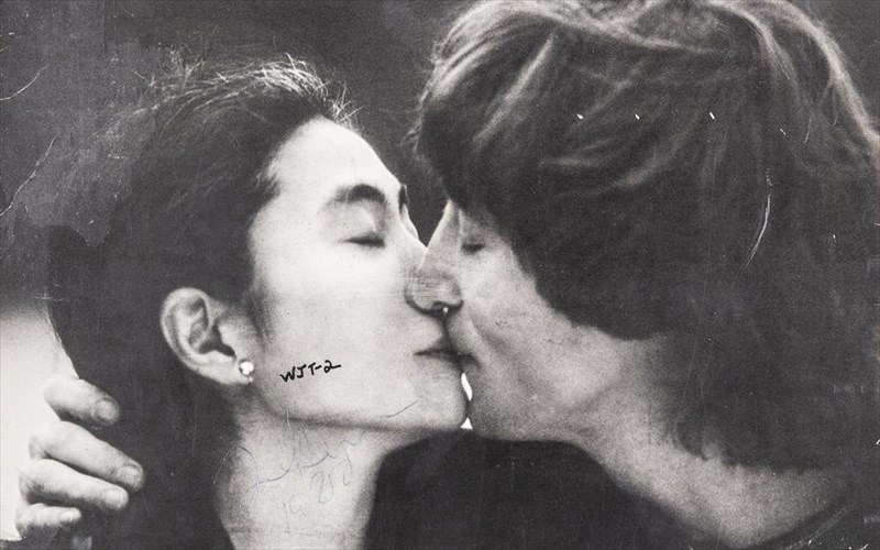 sto-sfuri-o-diskos-pou-upegrapse-o-John-lennon-gia-ton-mark-david-chapman-John-lennon-gia-ton-mark-david-chapman