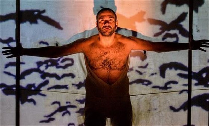 o-tzoni-pire-to-oplo-tou-se-online-streaming