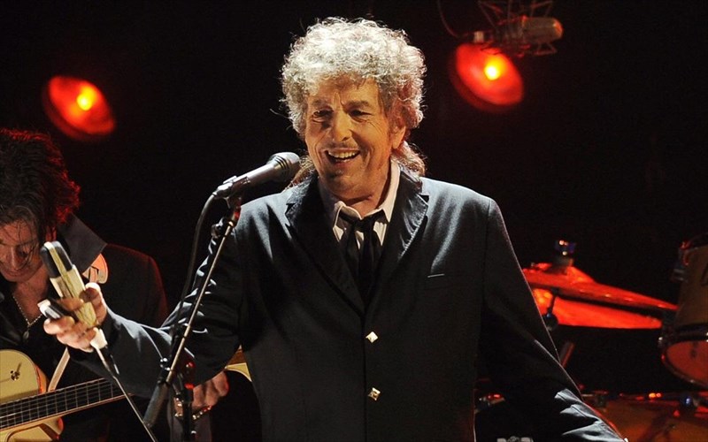 o-bob-dylan-poulise-ta-pneumatika-dikaiomata-olokliris-tis-diskografias-tou