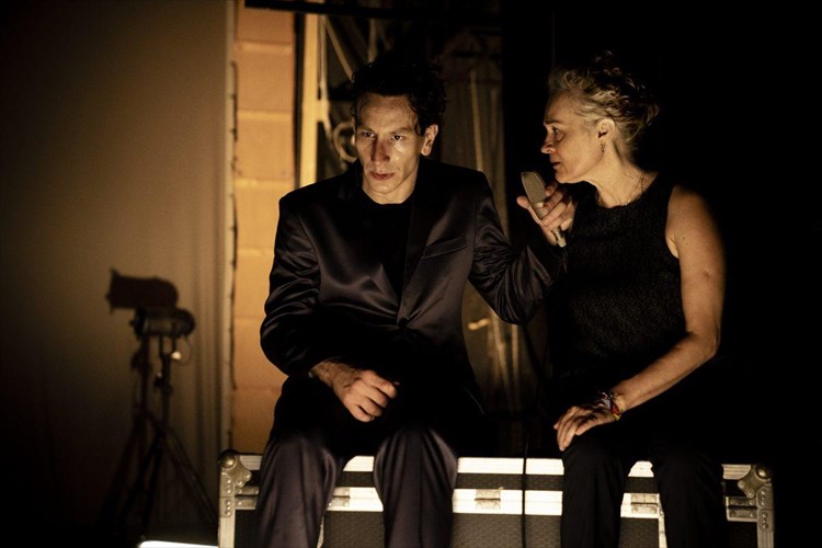 poreia-kai-proskinio-enonoun-tis-dunameis-tous-diadiktuaka