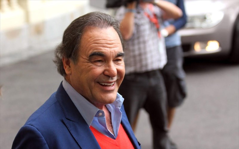 o-oliver-stone-emboliastike-gia-ton-koronoio-sti-rosia