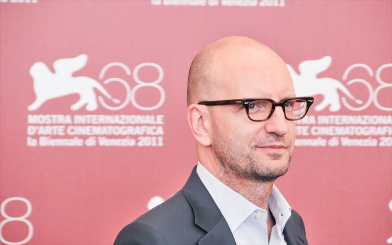 yper-tis-amfilegomenis-strofis-tis-warner-brothers-sto-streaming-dilonei-o-steven-soderbergh-steven-soderbergh