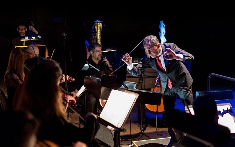 taksideuontas-ston-kosmo-ta-xristougenna-me-to-megaro-mousikis-athinon