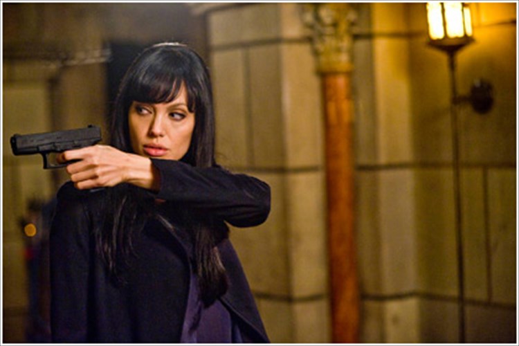 i-antzelina-tzoli-kai-oi-diplomatikes-apostoles-tis