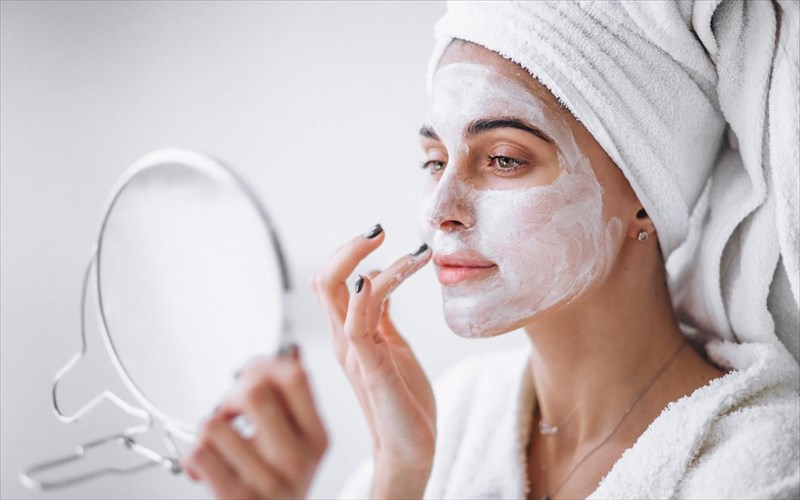 pos-na-ftiaksete-mia-maska-omorfias-me-kolokutha-gia-pio-lampero-derma