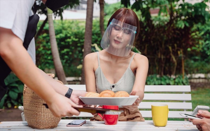 i-pio-diafani-maska-covid-den-einai-auti-pou-kserate-mexri-simera