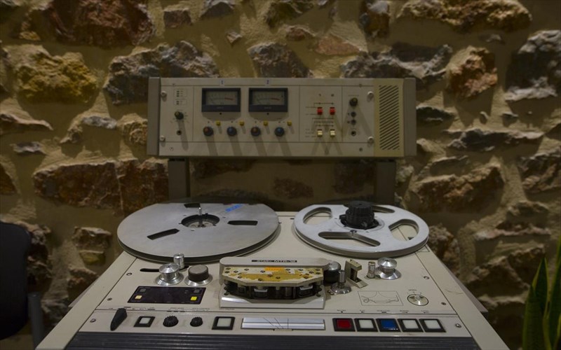 ta-radio-plays-tou-festibal-athinon-oloklirothikan-kai-paramenoun-online-gia-dorean-akroasi