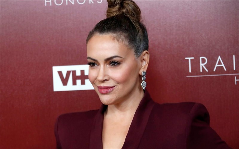 h-alyssa-milano-moirazetai-tin-empeiria-mazikis-trixoptosis-logo-covid-19