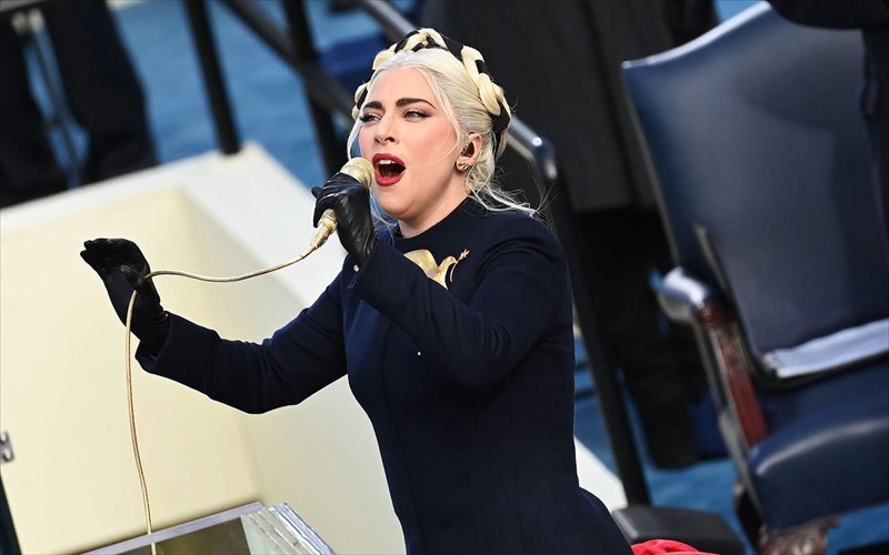 i-panta-lamperi-lady-gaga-eklepse-tis-entuposeis-stin-orkomosia-tou-Joe-biden