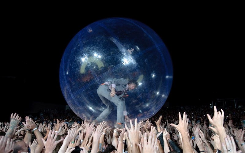 mporoun-oi-plastikes-fouskes-ton-flaming-lips-na-kanoun-ti-diafora