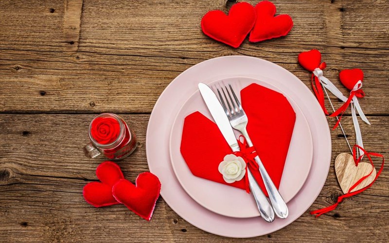 romantiko-deipno-sto-spiti-ta-mustika-gia-na-to-petuxete