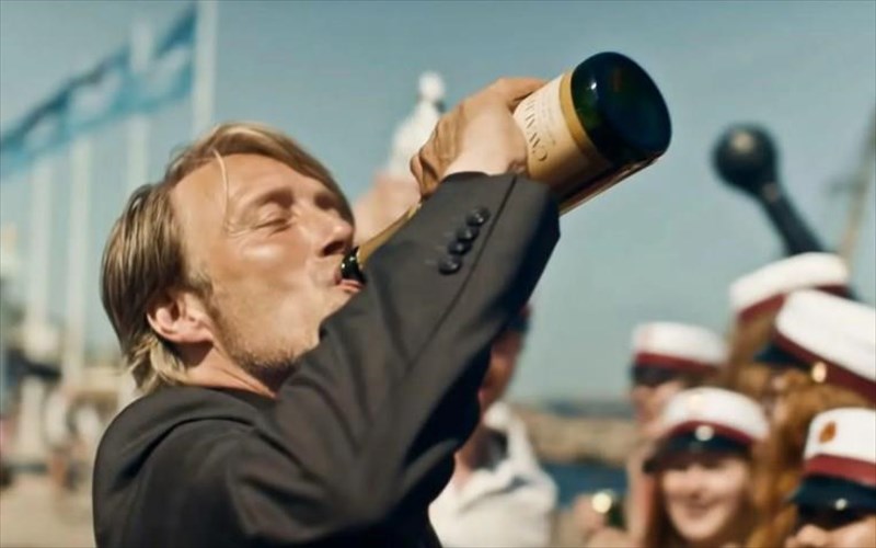 aspro-pato-pinontas-me-ton-mads-mikkelsen