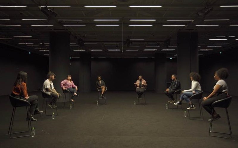 8-neoi-anthropoi-suzitoun-gia-tin-politismiki-tautotita-kai-tin-ennoia-tou-anikein-neoi-anthropoi-suzitoun-gia-tin-politismiki-tautotita-kai-tin-ennoia-tou-anikein