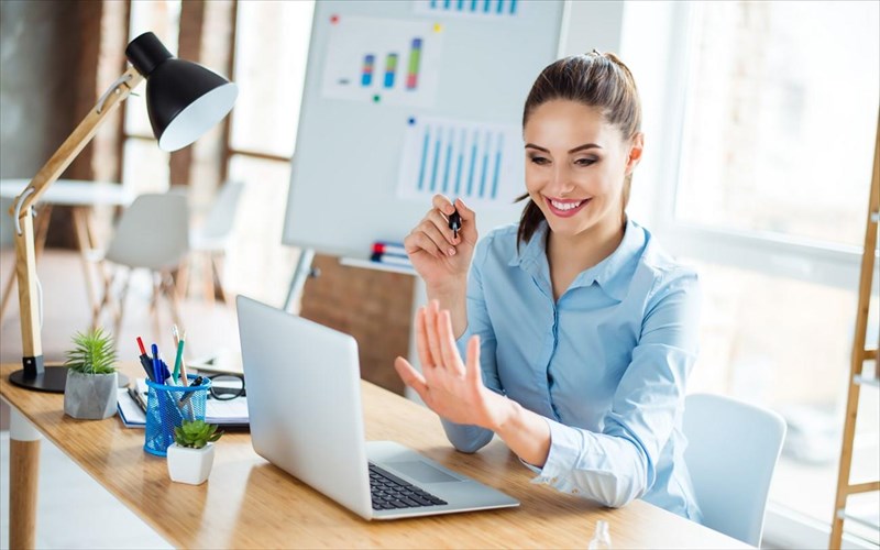 auto-to-gadget-sundeetai-ston-upologisti-kai-dinei-teleio-manikiour-sto-lepto