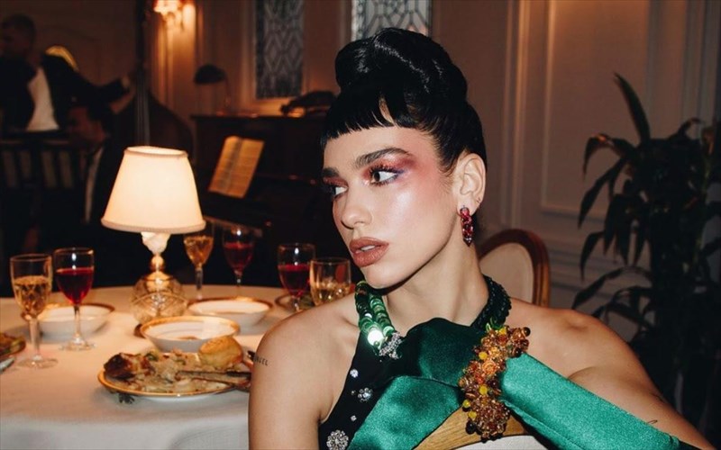 kukloforise-i-seliniasmeni-dua-lipa-seliniasmeni-dua-lipa