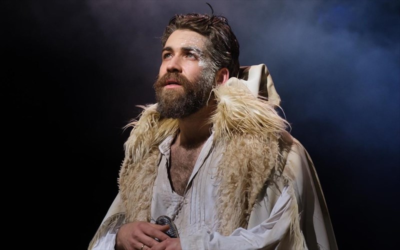 o-dimitris-tarloou-anebazei-m-karagatsi-sto-ethniko-theatro