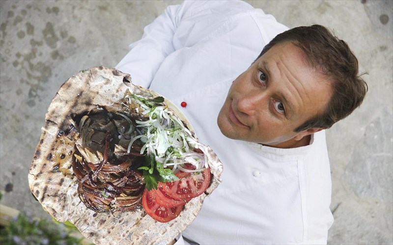 soublaki-me-xaroupi-erxetai-apo-ton-sef-gianni-mpaksebani