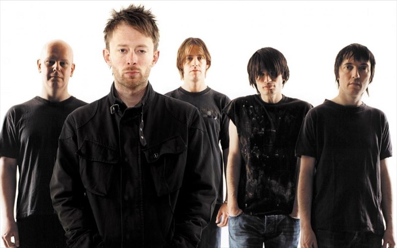 sto-sfuri-simeiomatario-ton-radiohead-me-skitsa-kai-anekdota-tragoudia