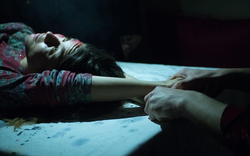 to-moro-tis-rozmari-ginetai-theatriki-parastasi