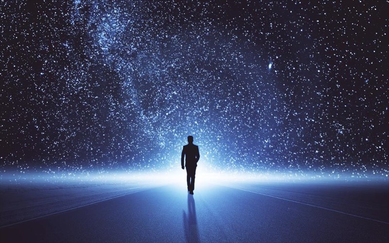 o-george-rr-martin-sxediazei-taksidia-ston-xrono-me-drakous-gia-to-hbo