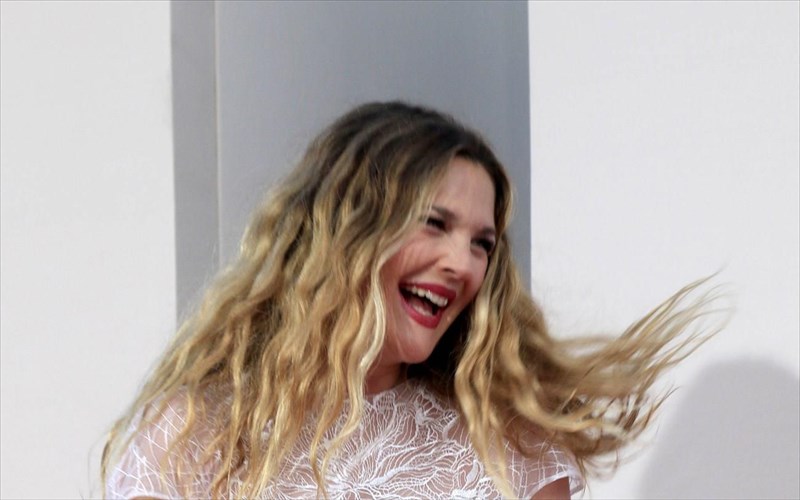 o-xipikos-tropos-pou-i-drew-barrymore-proseggizei-tin-omorfia-kai-tin-ugeia-ton-mallion-drew-barrymore-proseggizei-tin-omorfia-kai-tin-ugeia-ton-mallion