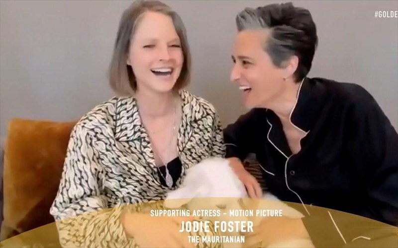 h-Jodie-foster-lambanei-ti-xrusi-sfaira--me-tis-putzames-tis-me-tis-putzames-tis