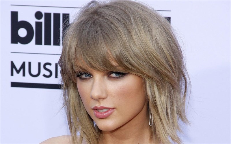 i-taylor-swift-apanta-se-seksistiko-asteio-seiras-tou-netflix-ginny-and-georgia