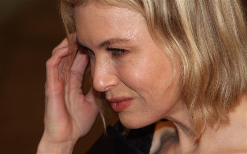 i-renee-zellweger-perpatise-to-kokkino-xali-me-malli-karantinas