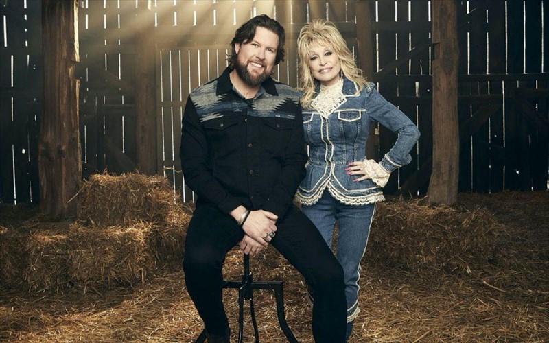 i-dolly-parton-giortazei-ti-niki-tis-gia-to-ntoueto-me-ton-zach-williams
