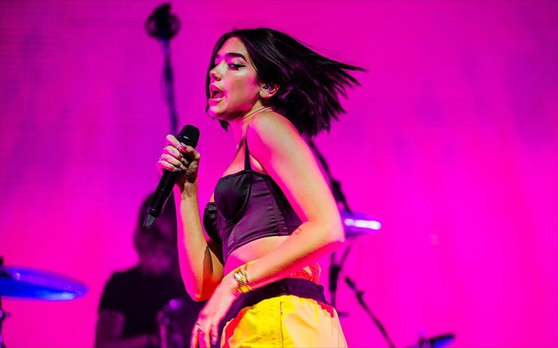 einai-i-dua-lipa-i-cher-tou-2021-cher-tou-2021