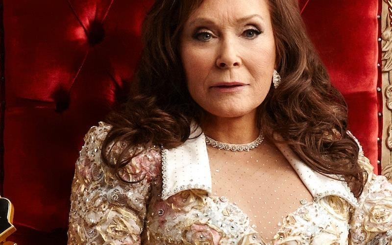 i-loretta-lynn-sta-88-tis-xronia-se-neo-almpoum-me-titlo-still-woman-enough