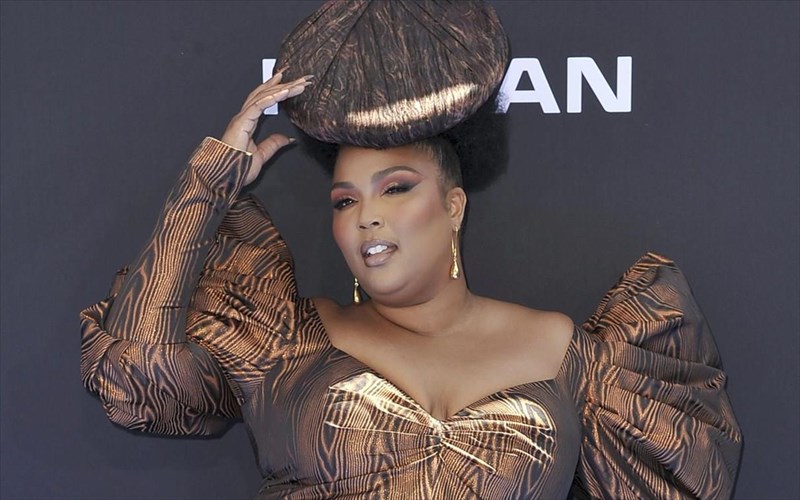 i-lizzo-paragogos-neas-seiras-gia-ta-big-girls