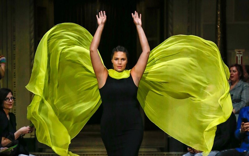 to-neo-montelo-tis-victorias-secret-candice-huffine-allazei-tin-rota-tis-pagkosmias-modas