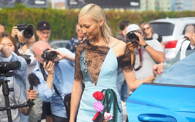 kineza-metanastria-egine-arxiereia-tou-makigiaz-gia-ton-oiko-prada-en-mia-nukti