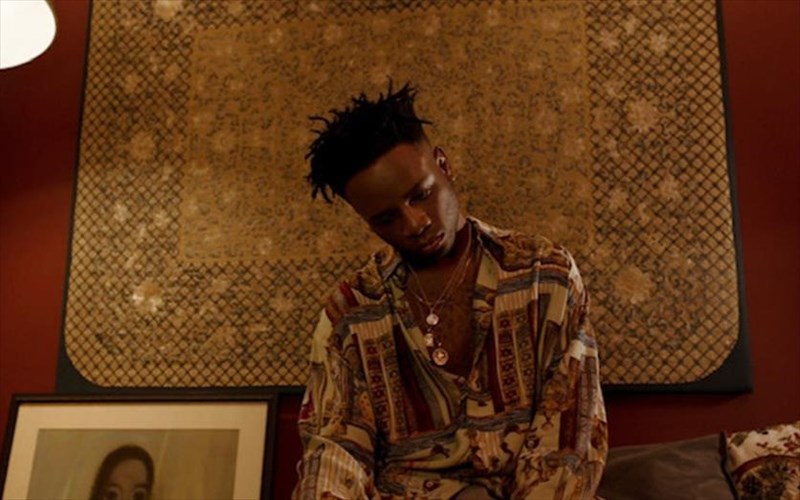 i-arista-records-upografei-me-ton-bretano-tragoudisti-tragoudopoio-kai-ithopoio-arlo