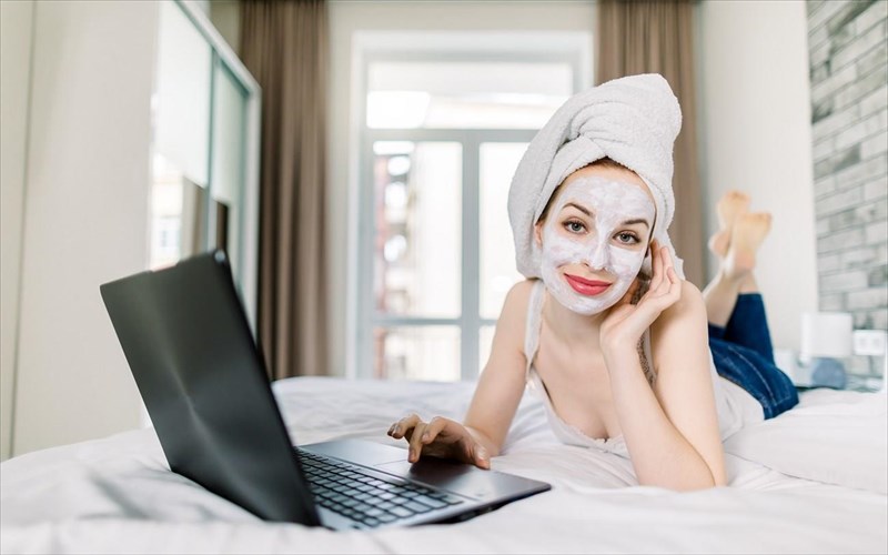 pos-enas-xronos-karantinas-epirease-tis-routines-omorfias-kai-eueksias