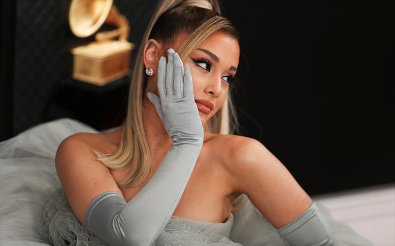 i-ariana-grande-coach-sto-the-voice-antikathistontas-ton-nick-Jonas