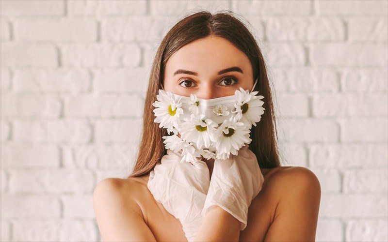 peristomatiki-dermatitida-to-problima-me-ti-xrisi-maskas-pou-talanizei-tin-omorfia-sas