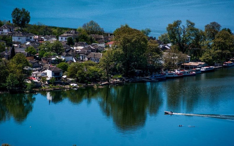 taksideuoume-se-treis-agapimenes-ellinikes-poleis-me-thea-se-limni