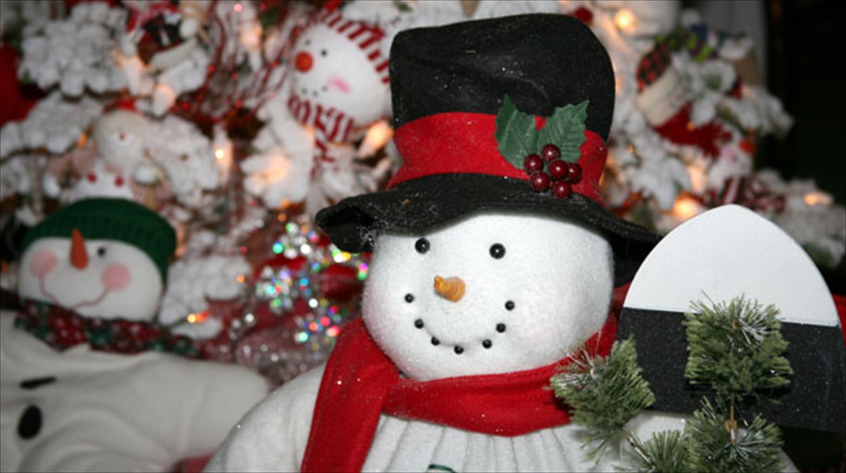 i-texnopoli-foraei-ta-giortina-tis