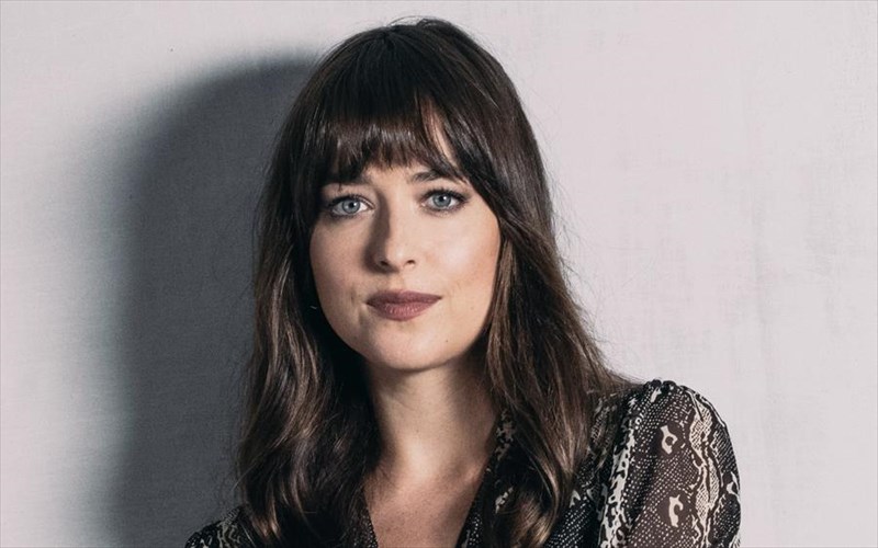 i-dakota-Johnson-tha-protagonistisei-se-tainia-tou-netflix
