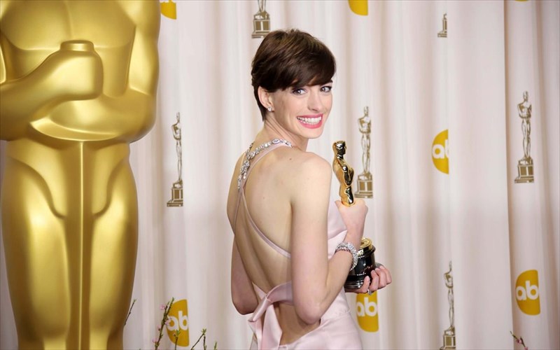 i-anne-hathaway-me-afeleies-moiazei-me-aggelo-tis-meta-covid-epoxis