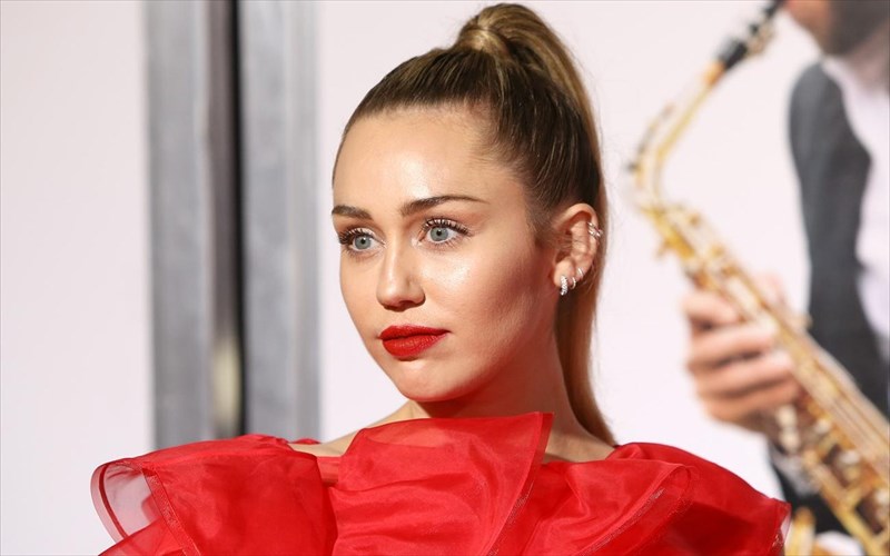 o-elon-musk-tha-einai-oikodespotis-sto-saturday-night-live-me-guest-ti-miley-cyrus