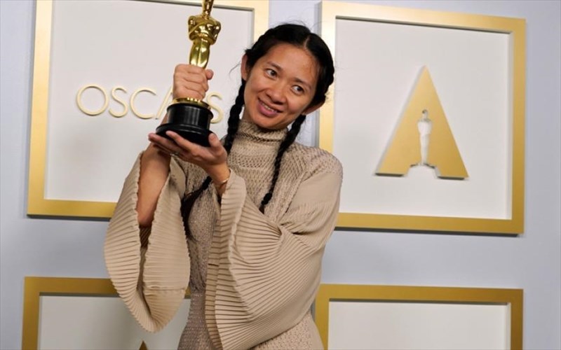 i-chloe-zhao-einai-molis-i-deuteri-gunaika-pou-kerdise-to-oskar-kaluterou-skinotheti-deuteri-gunaika-pou-kerdise-to-oskar-kaluterou-skinotheti