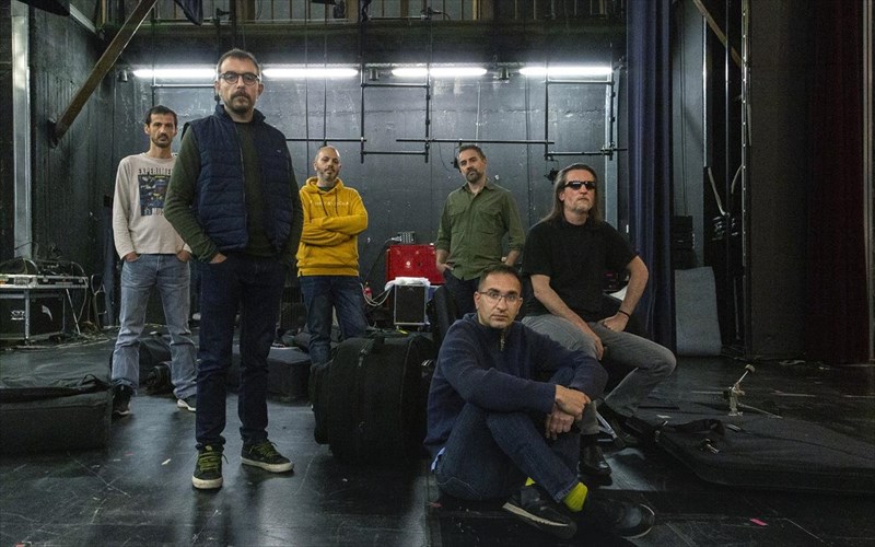 to-dimotiko-theatro-peiraia-apoxaireta-tin-anoiksi-me-mousiki-theatro-kai-xoro