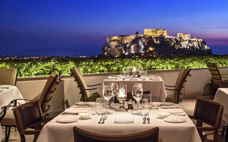 oi-magikes-kalokairines-bradies-epistrefoun-sto-roof-garden-tou-ksenodoxeiou-megali-bretannia